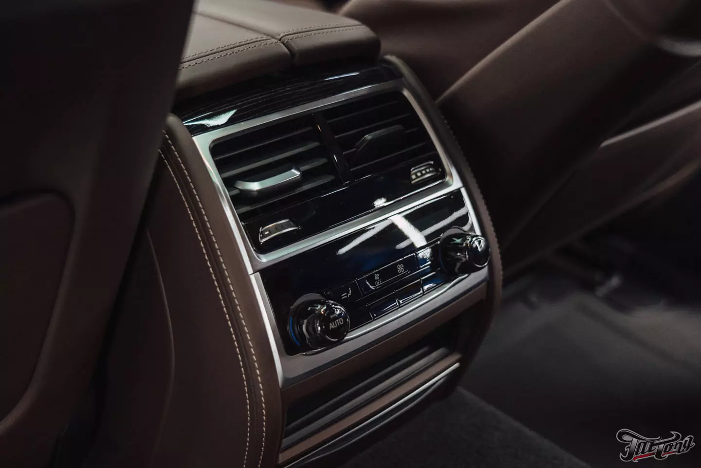 Оклейка BMW 7 в матовый винил и полиуретан. Антихром, окрас дисков и суппортов. Детейлинг